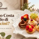 Pasticcini mignon artigianali assortiti con frutta fresca e crema su un elegante vassoio, Cremeria Buonarroti Milano.