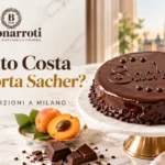 Torta Sacher artigianale di Buonarroti con glassa al cioccolato, albicocche e logo della pasticceria a Milano.